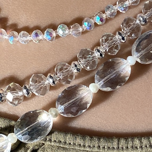 LIZ CLAIBORNE - necklace: triple-tier, multi-sized clear iridescent beads, adj. - Picture 4 of 16